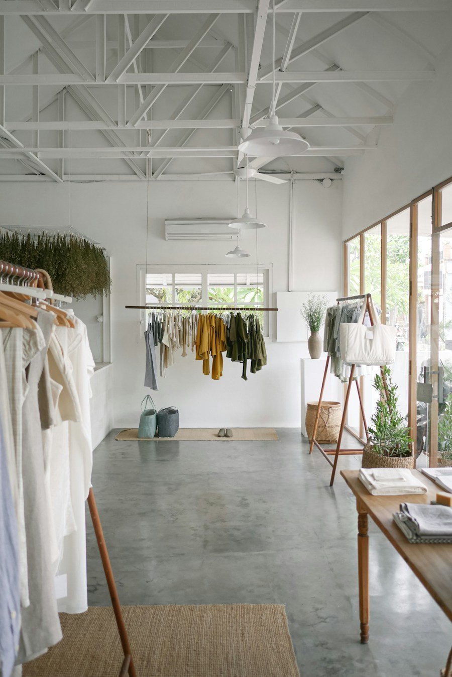 Boutique con una selección de prendas en tonos neutros