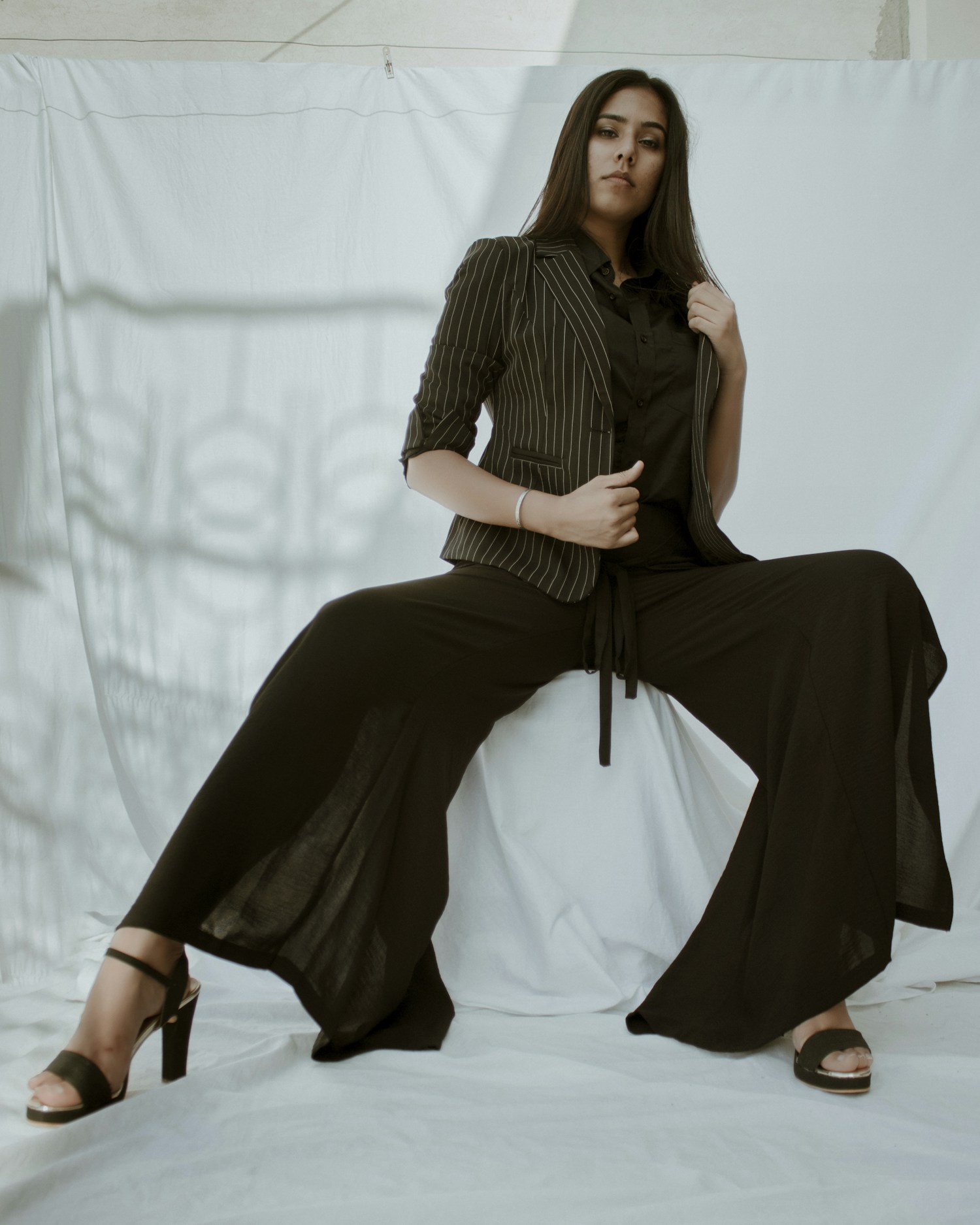 Editorial de moda con un conjunto de sastrería contemporánea