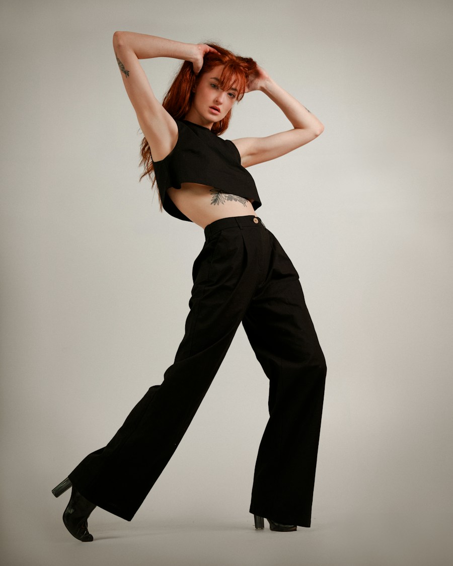 Modelo presentando una propuesta de moda contemporánea